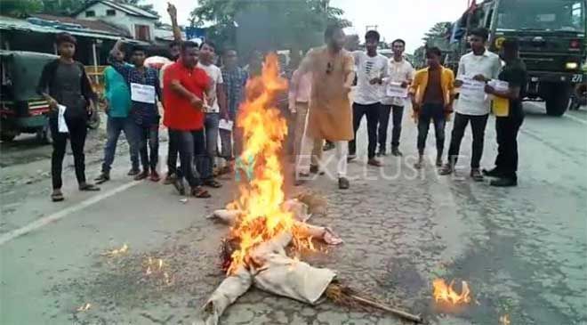 Assam NRC: Disgruntled Minorities Burn CM Sonowal's and Co-Ordinator Hajella's Effigies