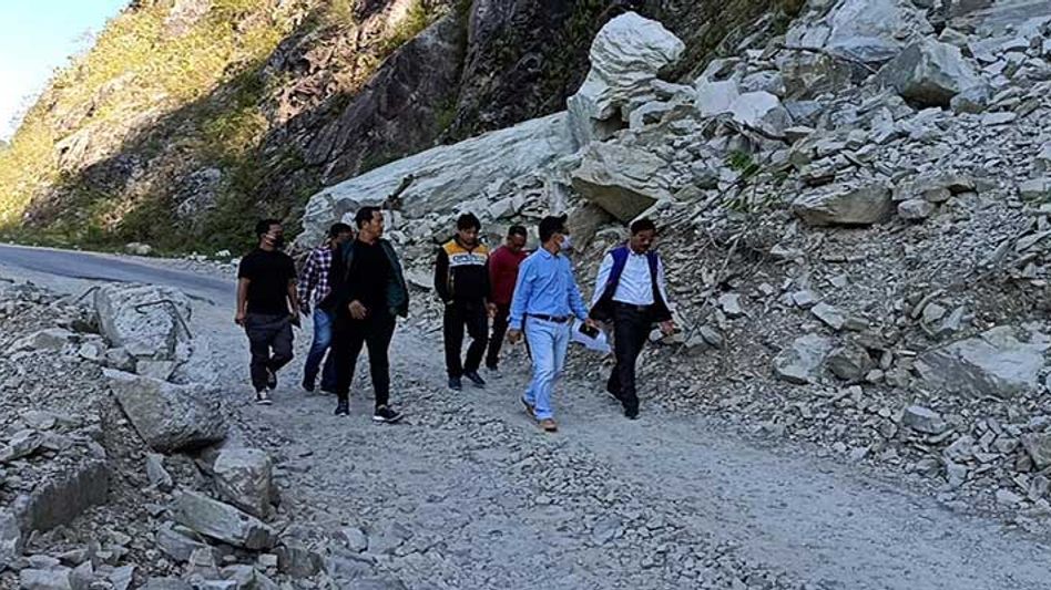 Arunachal: Adi Baane Kebang Youth Wing inspect Pasighat-Pangin road blockade sites Arunachal: Adi Baane Kebang Youth Wing inspect Pasighat-Pangin road blockade sites