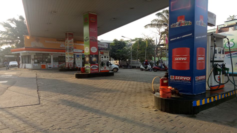 Fuel Price Drop | Petrol price drops to Rs 77.27 per litre in Guwahati Fuel Price Drop | Petrol price drops to Rs 77.27 per litre in Guwahati