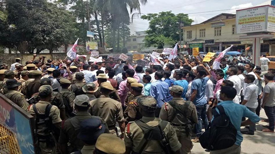 ASSAM: AASU STAGES PROTEST AT NALBARI AGAINST THE CITIZENSHIP AMENDMENT BILL ASSAM: AASU STAGES PROTEST AT NALBARI AGAINST THE CITIZENSHIP AMENDMENT BILL