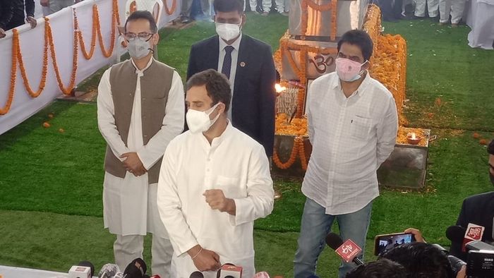 rahul gandhi pays homage