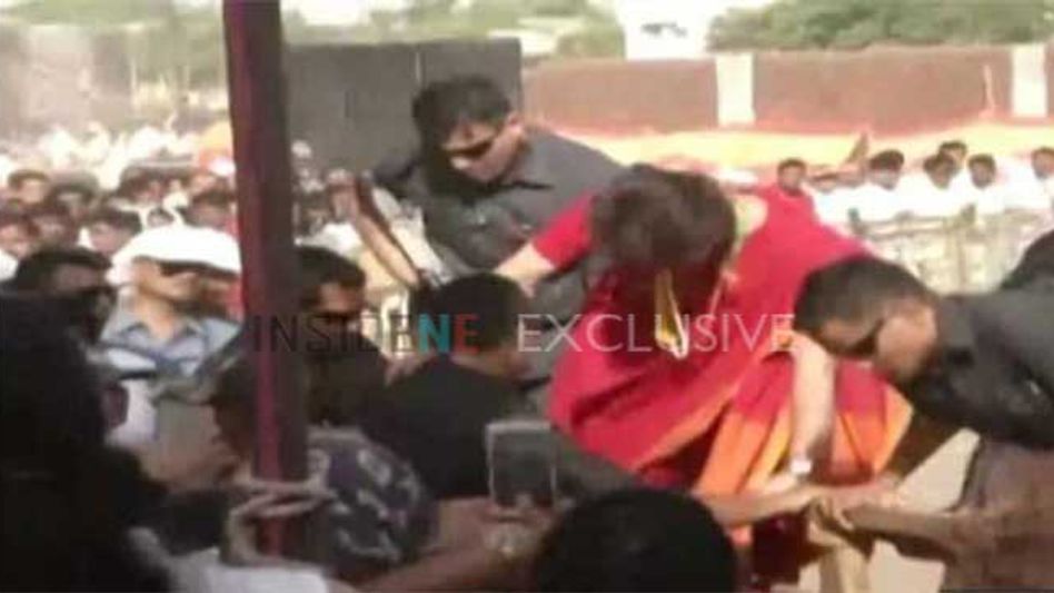 Priyanka Gandhi greets Modi supporters, jumps over barricades Priyanka Gandhi greets Modi supporters, jumps over barricades
