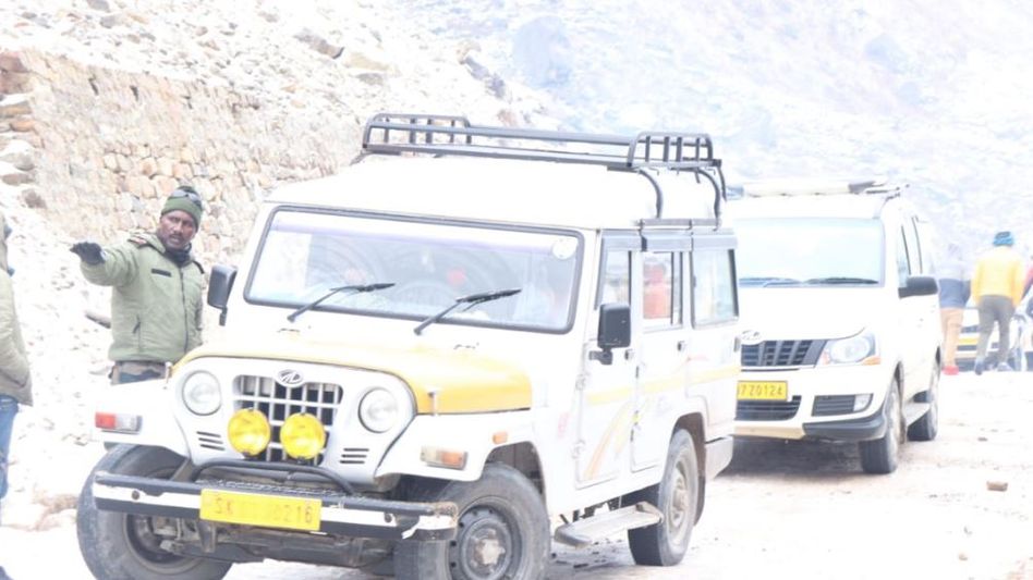 Army rescues 450 stranded tourists from Indo-Sino border in Sikkim Army rescues 450 stranded tourists from Indo-Sino border in Sikkim