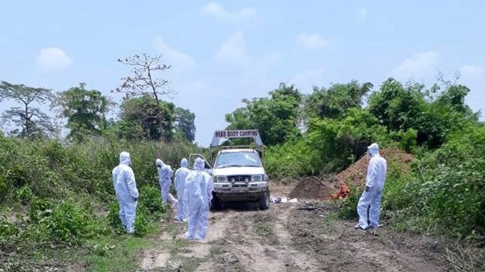 Assam: SP in PPE kit performs last rites of COVID-19 victim