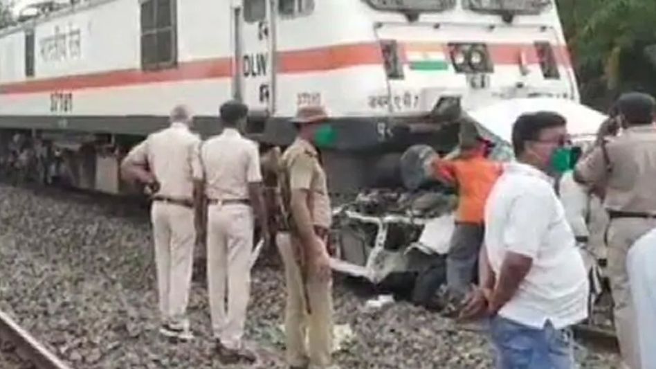 Patna-Ranchi train collides with car in Bihar, 2 die Patna-Ranchi train collides with car in Bihar, 2 die