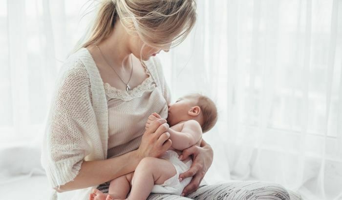 COVID vaccine breast feeding woman