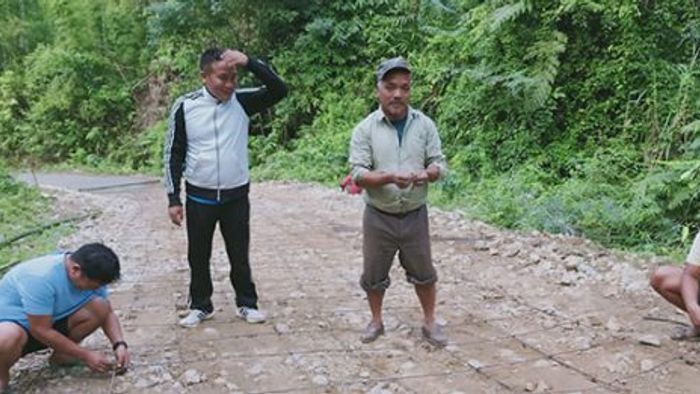 Arunachal villagers build road by themselves, lauded as "role models"