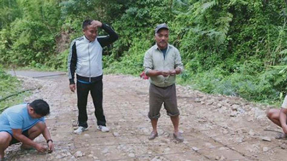 Arunachal villagers build road by themselves, lauded as "role models" Arunachal villagers build road by themselves, lauded as "role models"