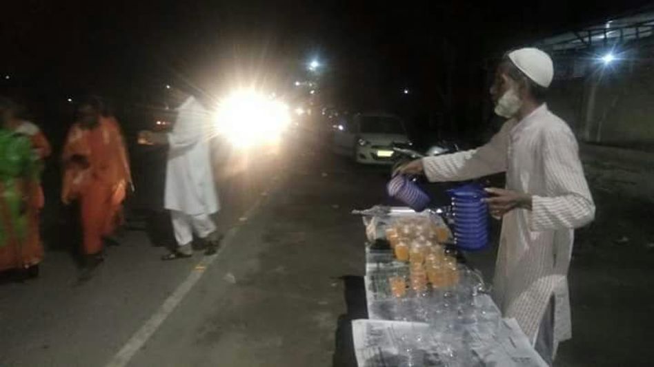 Masjid committee offers water to kanwariyas Masjid committee offers water to kanwariyas