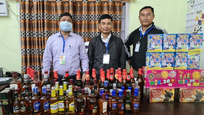 41 litres IMFL, 12 cartoons crackers seized in Chirang