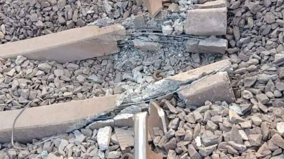 Maoists blow up a section of Howrah-Mumbai railway track in Jharkhand Maoists blow up a section of Howrah-Mumbai railway track in Jharkhand