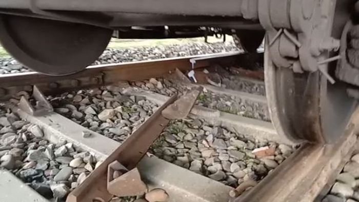 Guwahati-bound Intercity Express train derails in Tinsukia