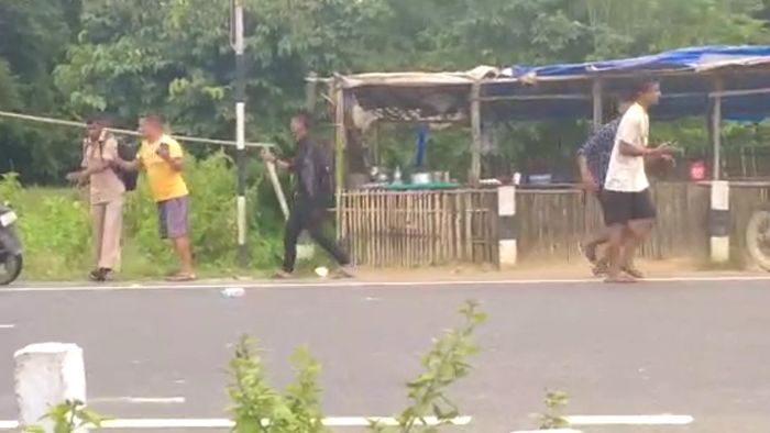 Mob attacks policeman in Assam's Tinsukia