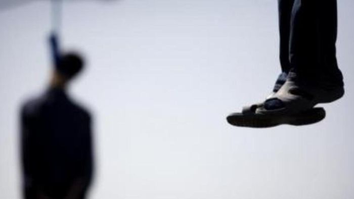 Bodies of lovers found hanging