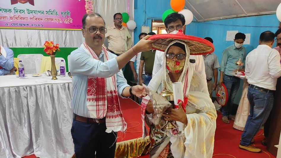 Assam: 32 teachers of Dhubri felicitated on occasion of Teachers' Day Assam: 32 teachers of Dhubri felicitated on occasion of Teachers' Day