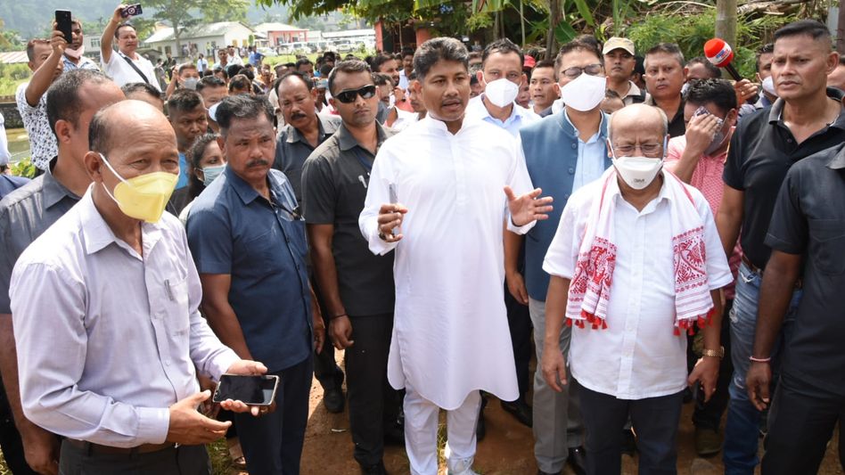 Assam Minister Pijush Hazarika and Meghalaya Deputy CM visit border areas to take opinion from local people Assam Minister Pijush Hazarika and Meghalaya Deputy CM visit border areas to take opinion from local people