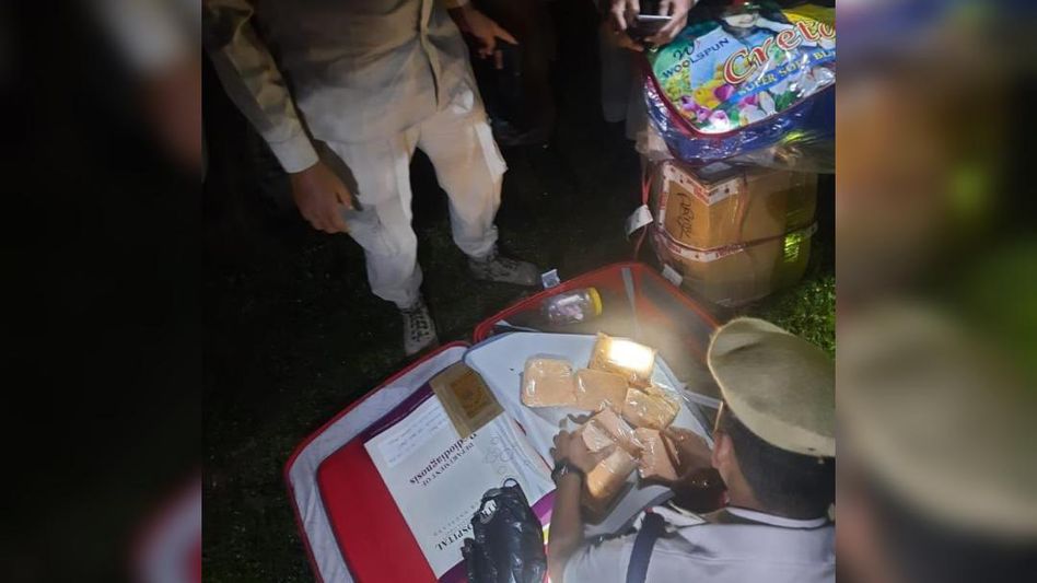 Assam Rifle jawans arrested with suspected heroin in Dibrugarh Assam Rifle jawans arrested with suspected heroin in Dibrugarh