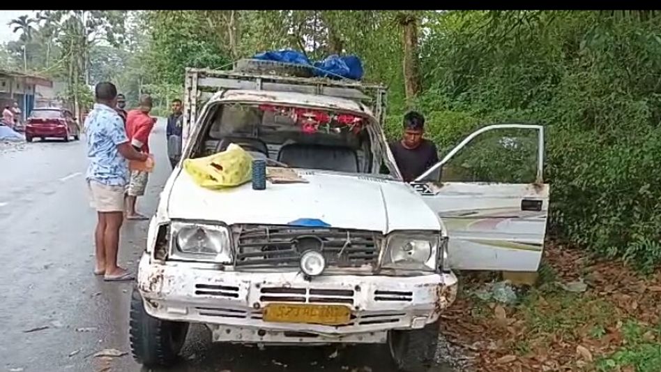 Assam: Speeding vehicle causes accident in Tinsukia; Illegal items recovered Assam: Speeding vehicle causes accident in Tinsukia; Illegal items recovered
