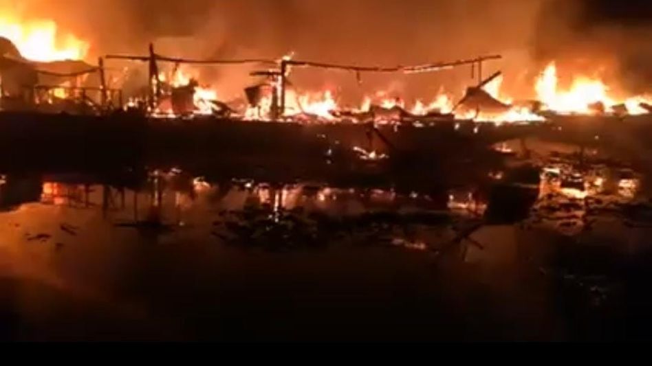 Massive fire breaks out at Kashmir’s Nigeen Lake, gutted 5 houseboats  Massive fire breaks out at Kashmir’s Nigeen Lake, gutted 5 houseboats