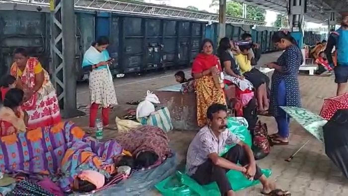 Flood forces people in Kokrajhar to take shelter in Fakiragram railway station