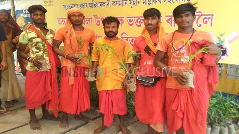 Child Eco-Activist Distributes 700 Saplings in 'Ambubachi Mela' Child Eco-Activist Distributes 700 Saplings in 'Ambubachi Mela'