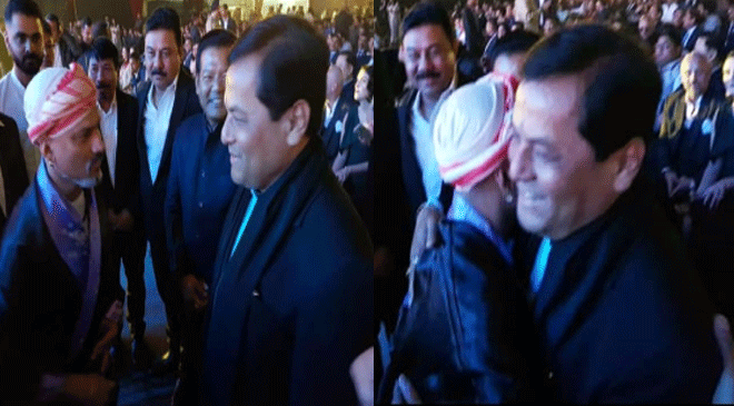 Zubeen Garg, Anti-CAA Movement Leader Hugs Pro-CAA CM Sonowal at Filmfare, Pic Goes Viral Zubeen Garg, Anti-CAA Movement Leader Hugs Pro-CAA CM Sonowal at Filmfare, Pic Goes Viral