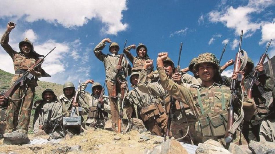 Kargil Vijay Diwas 2022: Movies based on Kargil War that pay tribute to Kargil Heroes  Kargil Vijay Diwas 2022: Movies based on Kargil War that pay tribute to Kargil Heroes