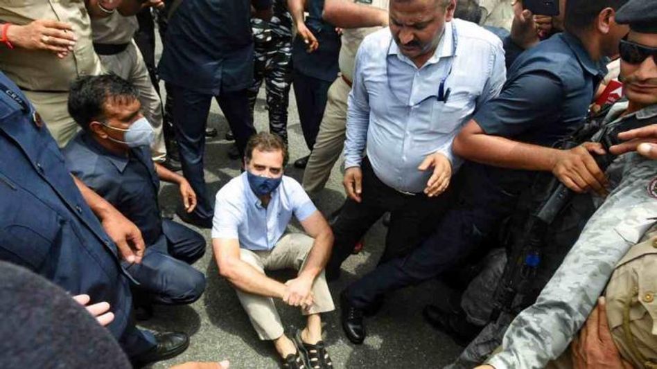 Delhi Police detain Rahul Gandhi, Cong MPs amid protest over Sonia's ED grilling Delhi Police detain Rahul Gandhi, Cong MPs amid protest over Sonia's ED grilling