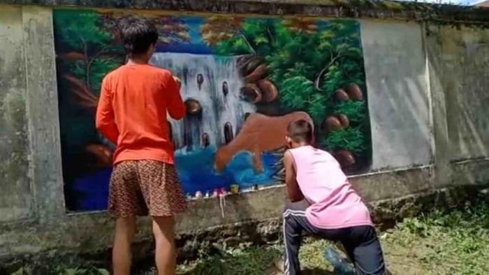 Boys brighten city walls with wall paintings