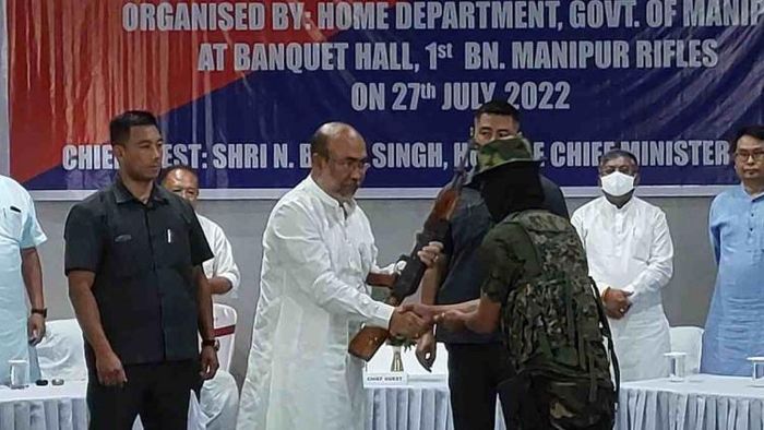 LTT Cadres lay down Arms before Manipur CM