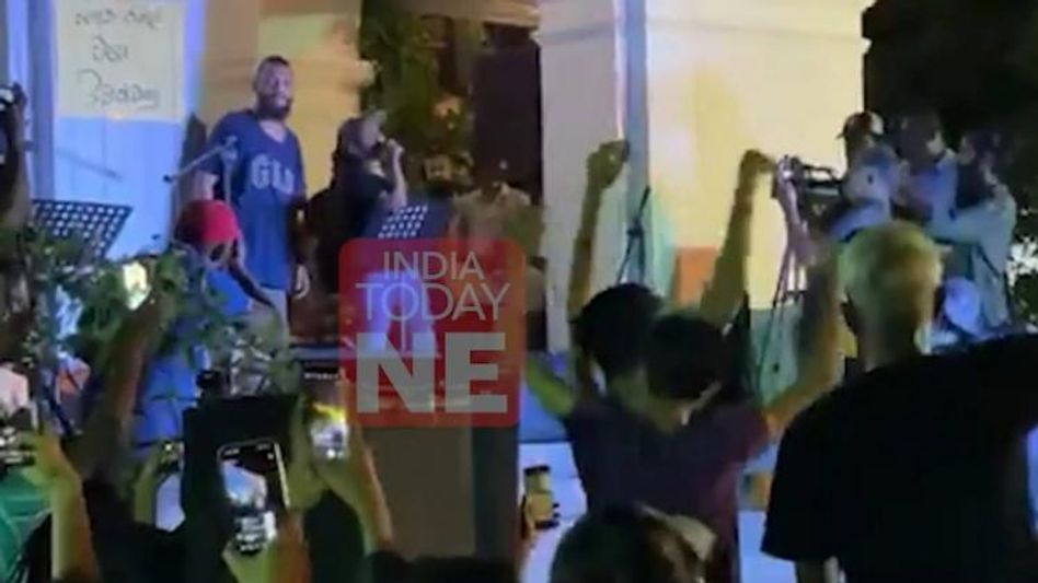 Sri Lankan singer-actor Samanalee Fonseka enthralls protesters inside PM's residence Sri Lankan singer-actor Samanalee Fonseka enthralls protesters inside PM's residence