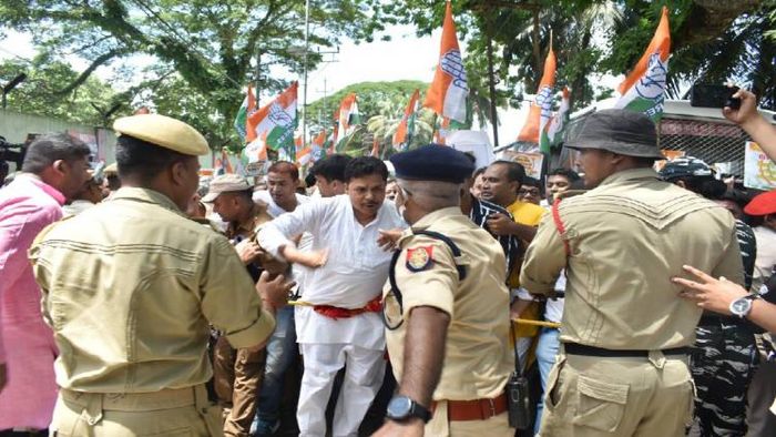 Congress stage nationwide protest against price rise