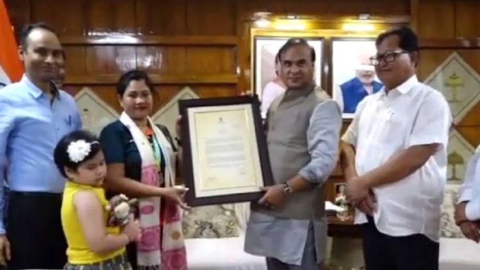 Assam CM felicitates CWG 2022 Gold medalist Nayanmoni Saikia, assures all cooperation from Assam Govt Assam CM felicitates CWG 2022 Gold medalist Nayanmoni Saikia, assures all cooperation from Assam Govt