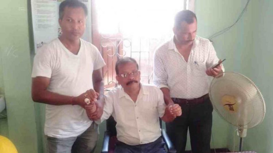 Assam Official caught red-handed while taking bribe in Dhubri Assam Official caught red-handed while taking bribe in Dhubri