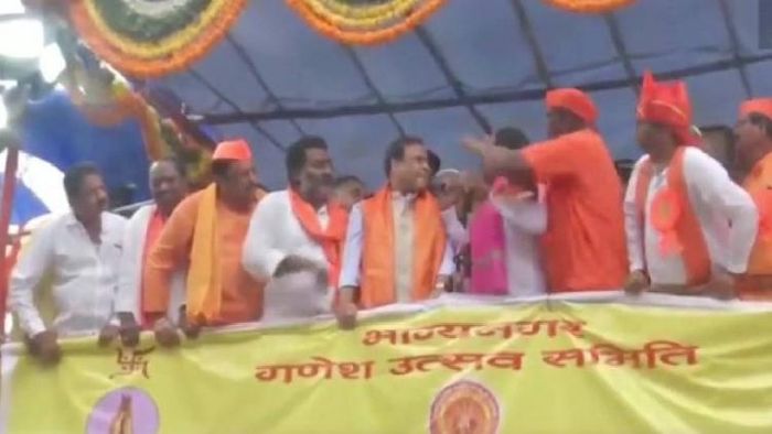 Hyderabad: Man tries to confront Assam CM Himanta Biswa Sarma on stage
