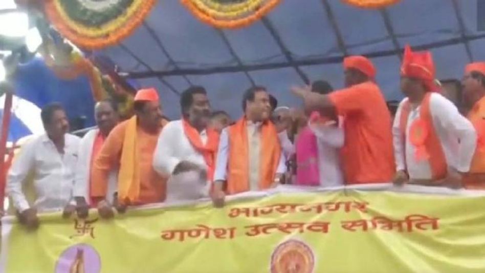 Man tries to confront Assam CM Himanta Biswa Sarma by dismantling mike on stage Man tries to confront Assam CM Himanta Biswa Sarma by dismantling mike on stage