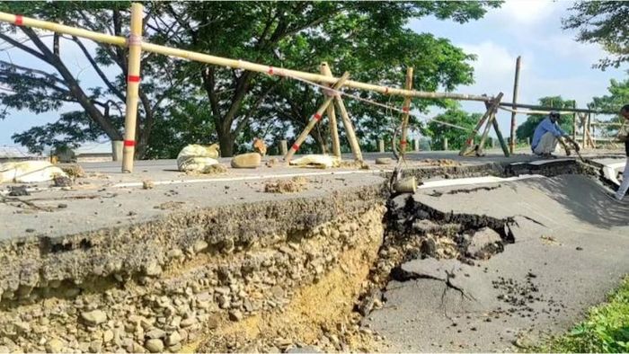 Assam: Erosion on NH-6 in Hailakandi