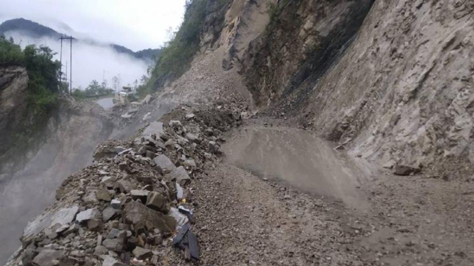 Arunachal: Portion of BRO road damaged due to heavy downpour, machinery mobilised to clear rubble Arunachal: Portion of BRO road damaged due to heavy downpour, machinery mobilised to clear rubble