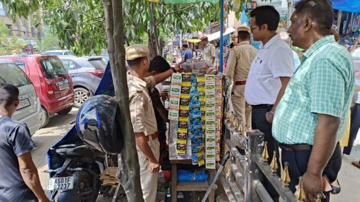 GMC conducts inspection drive, imposes Rs 82 thousand fine on shops violating hygiene rules