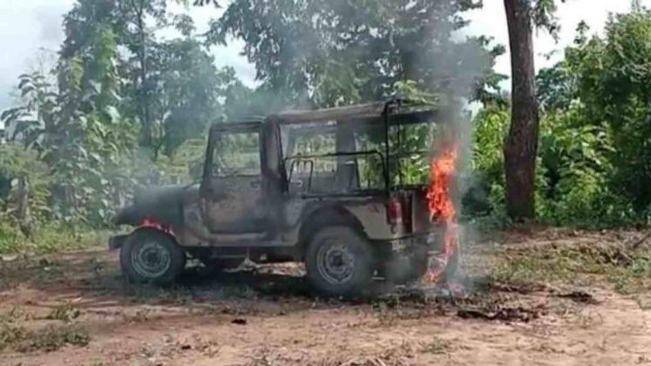 Tripura: 17 injured after an unidentified mob set police vehicle on Fire Tripura: 17 injured after an unidentified mob set police vehicle on Fire