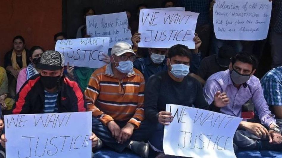 Jammu and Kashmir administration issues orders to hold salaries of Kashmiri Hindus on strike in valley Jammu and Kashmir administration issues orders to hold salaries of Kashmiri Hindus on strike in valley