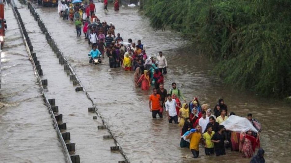 Schools to remain shut in Delhi due to heavy rainfall, commuters alerted Schools to remain shut in Delhi due to heavy rainfall, commuters alerted