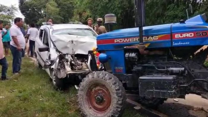 Assam: 5 injured after tractor collides head-on with passenger vehicle in Naharkatia