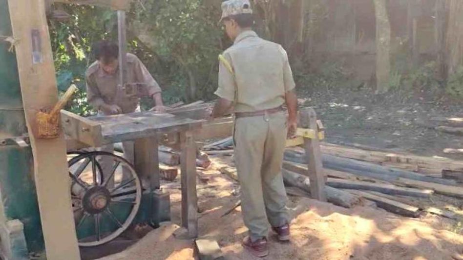 Assam: Forest officials seize tractor, band sawmill used for illegal mining in Dhubri district Assam: Forest officials seize tractor, band sawmill used for illegal mining in Dhubri district