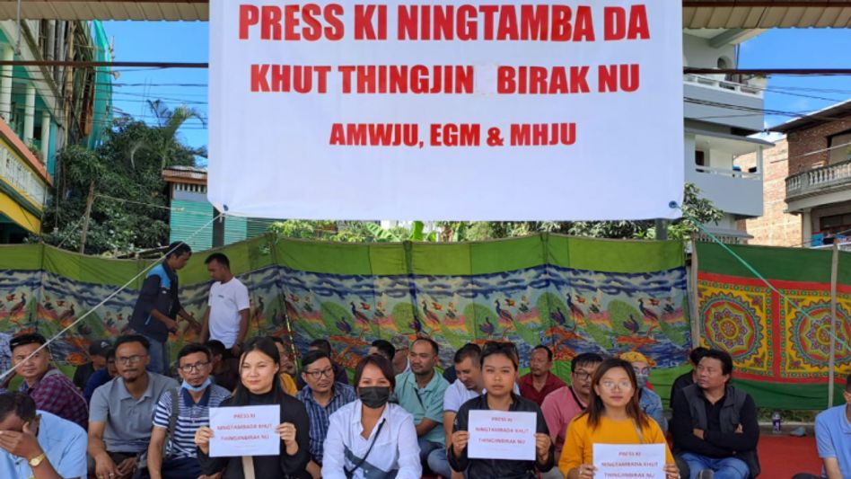 Manipur journalists demonstrate sit-in protest over UNLF threats, news services suspended Manipur journalists demonstrate sit-in protest over UNLF threats, news services suspended