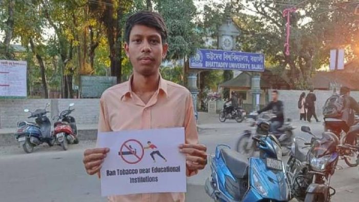 Aniruddha Das protesting against tobacco