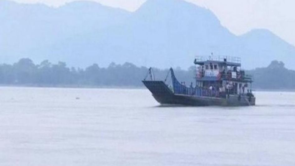 Assam: Hundreds of passengers stranded on a ferry in Majuli Assam: Hundreds of passengers stranded on a ferry in Majuli