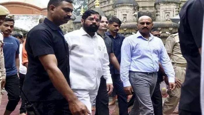 Maharashtra CM Eknath Shinde arrives in Guwahati