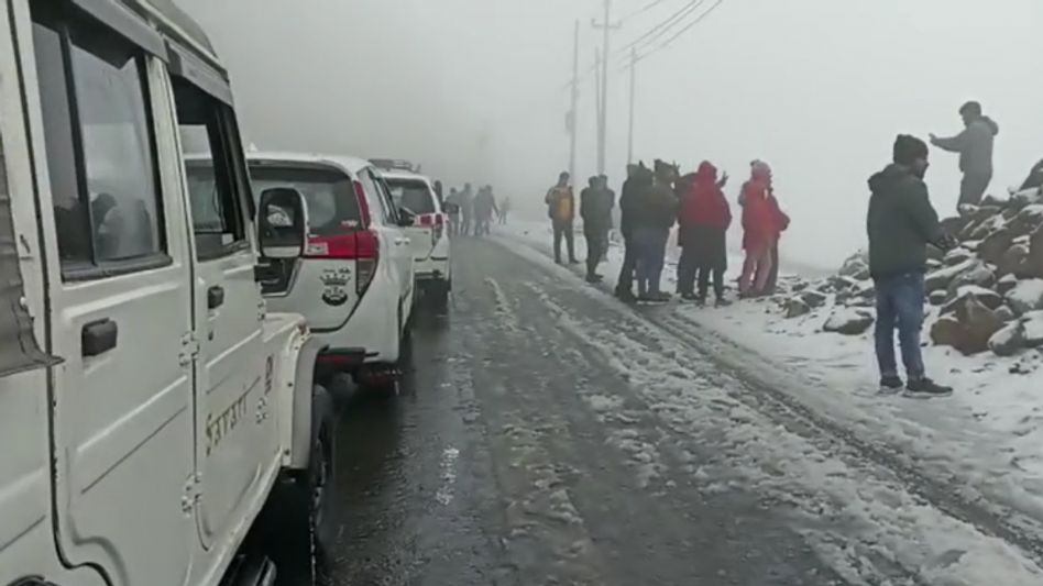 Sikkim: Tourist permits to Tsomgo and Nathu-la cancelled due to heavy snowfall Sikkim: Tourist permits to Tsomgo and Nathu-la cancelled due to heavy snowfall