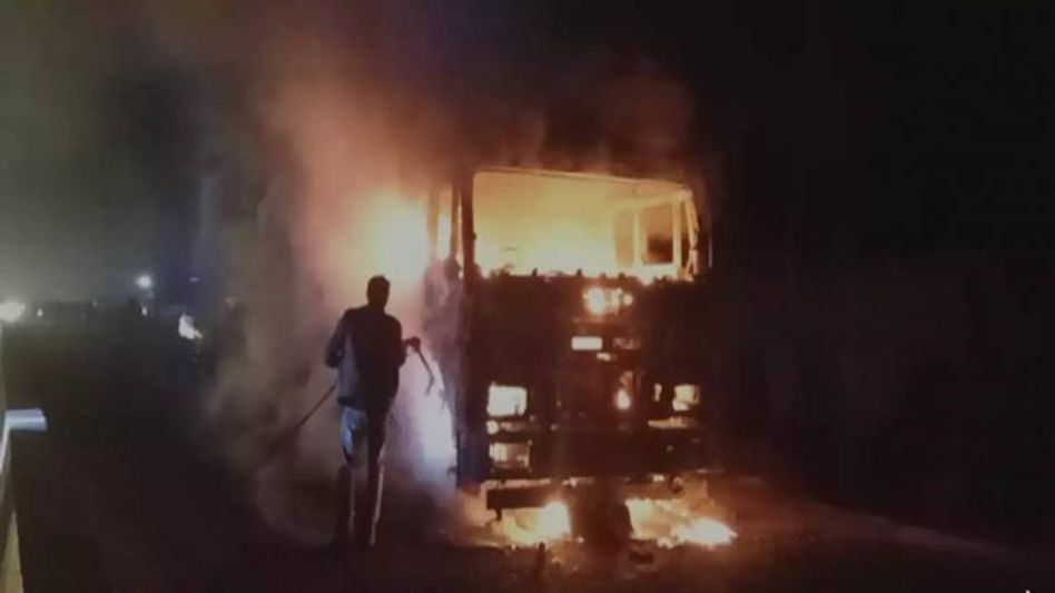 Uttar Pradesh: Truck rams into scooty, drags lady government officer for 3 km in Banda Uttar Pradesh: Truck rams into scooty, drags lady government officer for 3 km in Banda